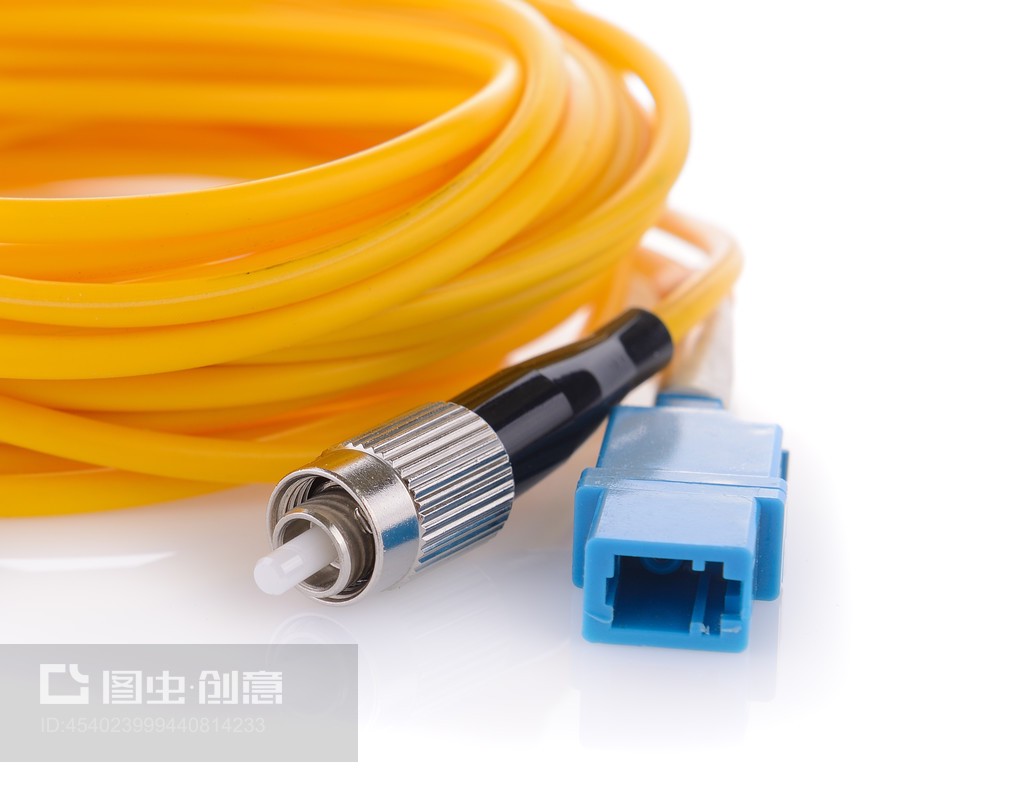 白色背景的光纖連接器Fiber optic connectors on white background