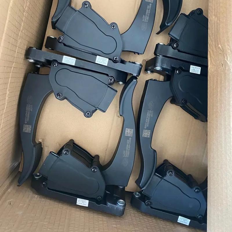 別問我是做什么的，我只是個賣汽車零配件的